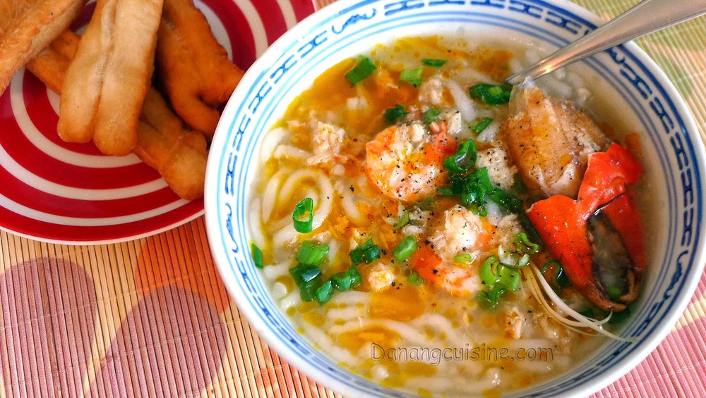  Bánh canh xương, chả, ghẹ ở bà Bé (bà Song) chợ Cồn. Quán bán từ tầm 7 -8h tối đến 1 – 2h sáng. Nước bánh canh rất ngọt ngon vị xương và ghẹ, chả dẻo ngon. Quán có nhiều loại: chả hấp, chả chiên, xương, ghẹ để bạn chọn. Giá: 25.000-30.000đ/bát chả hấp; 25.000đ đến 30.000/ bát bánh canh chả hấp + chiên. (Ảnh: Danangcuisine.com).