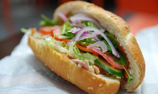 Bánh mì kẹp chả là món ăn quen thuộc mỗi buổi sáng của người dân Việt Nam, thậm chí lọt vào top những món ăn vỉa hè ngon nhất thế giới, tiện dụng và ưa chuộng của nhiều người. Nhưng những nguy cơ bệnh tật, tiêu chảy, bệnh truyền nhiễm... là những bệnh bạn có có thể mắc phải khi ăn món này ở vỉa hè. Nguyên nhân là do bánh mì bị nhiễm trực khuẩn salmonella.