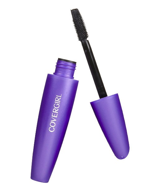 Mascara Cover Girl LashBlast Fusion. Đầu cọ của  mascara không thấm nước này của hãng có chức năng tách từng sợi mi cực tốt. LashBlast Fusion giúp cho từng sợi mi của bạn trông dài ra, dày hơn, mà vẫn tơi mịn tự nhiên, mang đến vẻ đẹp ấn tượng cho đôi mắt của bạn. Loại mascara này có giá khoảng 170.000đ.