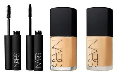 Nars Sheer Matte - 45 USD (gần 950.000 đồng). Chất phấn mịn mượt “thấm” vào da một cách nhanh chóng,  kem nền cho da dầu này giúp khắc phục tuyệt vời hiện tượng đổ dầu và che phủ các “lỗi” ở vùng chữ T, trong khi vẫn cho phép da thở. Đặc biệt, trông làn da của bạn vẫn rất tự nhiên chứ không bị bám mảng.