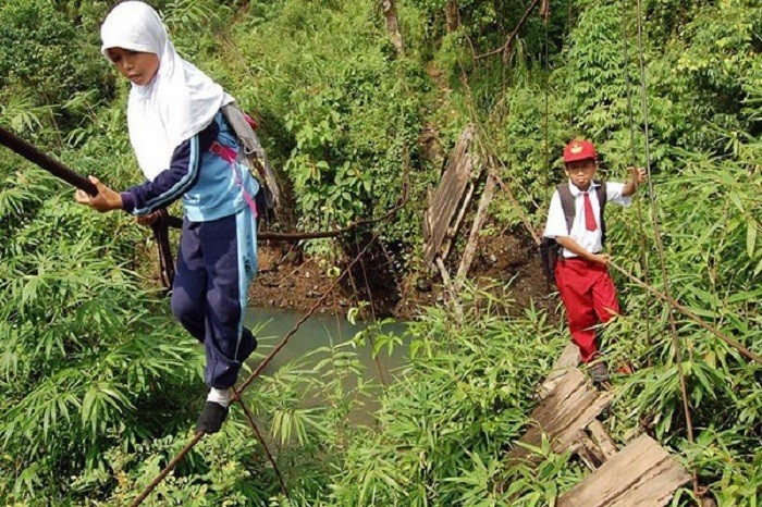 Chiếc cầu dây dài 9 mét, dòng sông chảy xiết bên dưới là 'chướng ngại vật' mà trẻ em ở Sumatra, Indonesia phải vượt qua hằng ngày để đến trường