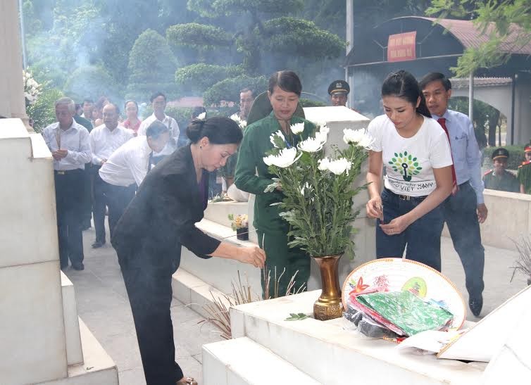 Tham gia trồng cây tại địa chỉ linh thiêng này, có bà Nguyễn Thị Kim Ngân - Ủy viên Bộ chính trị - Phó chủ tịch Quốc hội, bà Trương Thị Mai, UVBCH T.Ư Đảng, chủ nhiệm UB các vấn đề xã hội của Quốc Hội, bà Nguyễn Thị Phương Hoa – Thứ Trưởng Bộ TNMT và nhiều lãnh đạo Bộ, ngành trung ương, địa phương Hà Tĩnh.