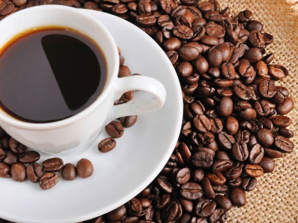 Cà phê. Chất có cồn có thể khiến mạch máu giãn nở, gây đau đầu. Do caffein có trong cà phê là một chất gây co mạch nên nó có thể  chữa đau đầu do uống rượu thông qua việc giảm kích cỡ của các mạch máu. Nhưng chỉ nên uống lượng nhỏ. Quá nhiều cà phê có thể khiến tình trạng thêm tồi tệ.