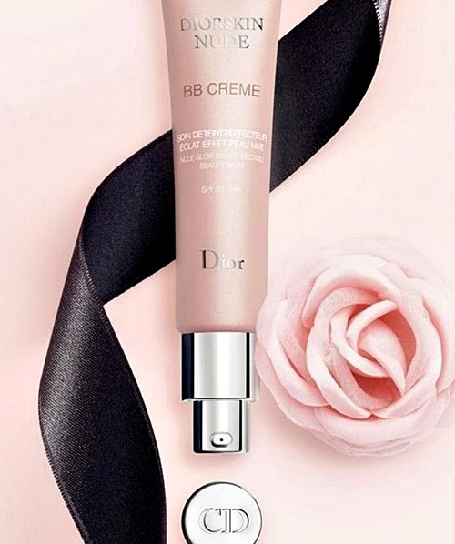 10. Christian Dior được xếp vào một trong những thương hiệu mỹ phẩm đắt tiền nhất thế giới. Giá trị thương hiệu: 2,9 tỉ USD. Những sản phẩm trang điểm, dưỡng da của Christian Dior cũng đẹp đẽ và đắt giá như chính những thiết kế cao cấp của nhà mốt này. Sản phẩm tiêu biểu nhất của Dior phải kể đến dòng mascara iconic được sử dụng thường xuyên trong những show diễn thời trang lớn tại New York, Paris hay London hoặc dòng son Le Rouge, Diorific với kết cấu mịn mượt sang trọng.