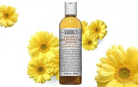 Toner Kiehl’s tinh chất hoa cúc được trưng chất từ các nguyên liệu tự nhiên, không cồn, không có các chất phụ gia, chăm sóc bảo vệ, cải thiện làn da của bạn, đem lại cho bạn một làn da khỏe mạnh không mụn trứng cá, không bóng nhờn mà da vẫn có độ dưỡng ẩm vừa phải.