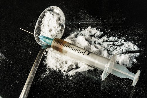 Heroin. Mức độ gây nghiện: 2,89/3. Đứng đầu danh sách chính là ông vua của các loại thuốc phiện - heroin, loại thuốc tạo cảm giác “phê” nhất, khó bỏ nhất trên Trái đất, là thứ mà sự nghiện ngập và cai nghiện đi kèm với nó cũng đã trở thành huyền thoại. Người ta ước tính rằng có đến gần 25% số người đã từng thử heroin một lần đều trở thành con nghiện.