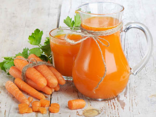 Cà rốt. Khoa học đã chứng minh sắc tố hữu cơ lycopene thuộc nhóm carotenoid (trong cà chua và các loại trái cây màu đỏ, hồng) có tác dụng chống lại các chứng dị ứng do tiếp xúc với tia UV như ban đỏ. Ngoài ra, lycopene còn là một chất chống ôxy hóa mạnh mẽ giúp trung hòa các gốc tự do. Nhóm carotenoid còn có beta-carotene được tìm thấy trong các loại rau quả màu đỏ, cam cũng được chứng minh giúp cơ thể hạn chế cháy nắng.