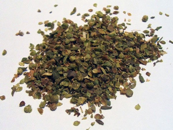 Oregano. Loại thảo mộc này thường được sử dụng như một loại gia vị trong các món ăn Ý, loại thảo dược này cũng có tác dụng giảm  cao  huyết áp vì nó rất giàu chất chống oxy hoa và chất béo omega-3. Nó có thể được thêm vào nhiều món ăn như pizza, trứng tráng và khoai tây chiên, hoặc bạn có thể nhận được những lợi ích sức khỏe từ dầu oregano.