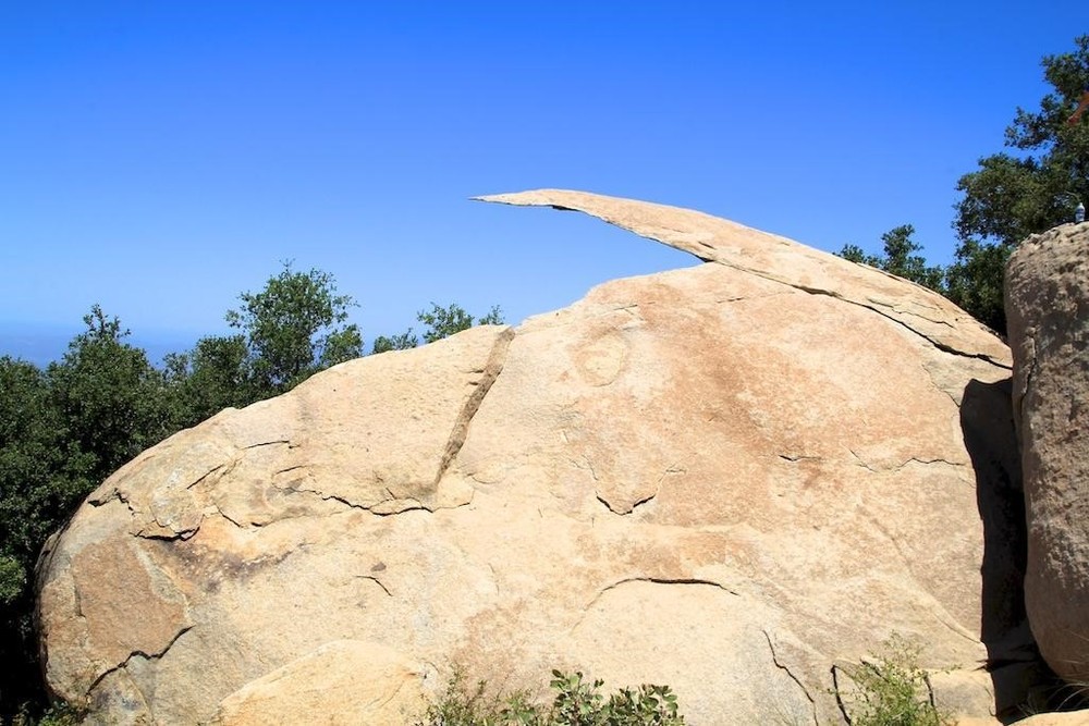 Theo Localadventure, Potato Chip Rock là mỏm đá có hình dạng miếng khoai tây chiên mỏng, chênh vênh bên vách núi Woodson Road.