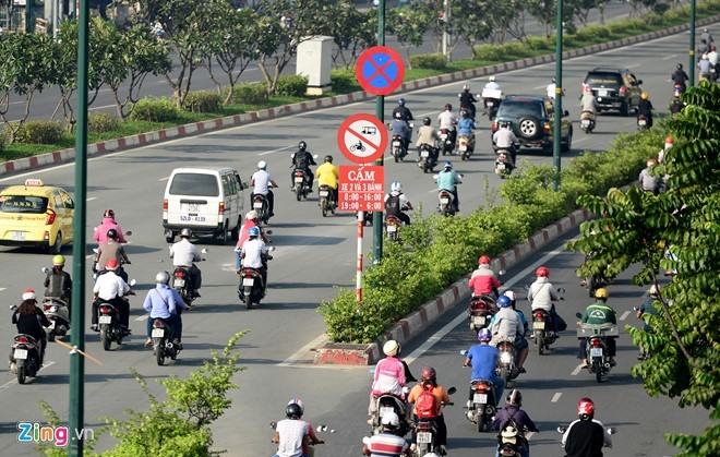 Trước tình trạng làn xe máy trên  đại lộ Phạm Văn Đồng quá nhỏ thường xuyên bị ùn tắc, còn ôtô được bố trí đến 4 làn dù ít xe chạy, ngày 23/4, Sở Giao thông Vận tải TP.HCM cho phép xe máy lưu thông vào một làn phần đường dành cho ôtô đoạn từ nút giao Nguyễn Thái Sơn (quận Gò Vấp) đến đường số 38 (quận Thủ Đức) trong giờ cao điểm, từ 6h-8h và 16h-19h.