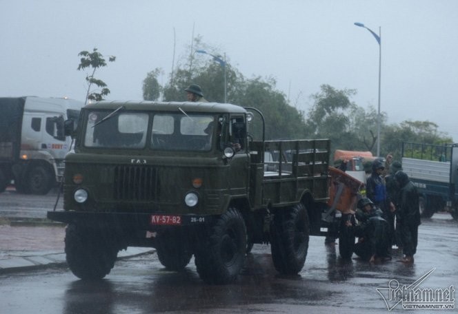 Xe chuyên dụng lên đường vào vùng rốn lũ Nhơn Phú, TP Quy Nhơn.