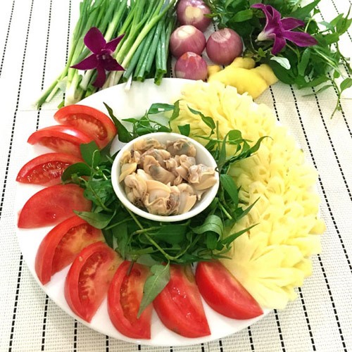 Để nấu món  canh chua ngao dứa, bạn cần chuẩn bị các nguyên liệu sau: 1kg ngao tươi ngon; nửa quả dứa, 2 quả cà chua; Rau răm, hành, thì là, 2 quả sấu (hoặc 1 quả me), 1 củ hành khô; Nước mắm, bột canh, hạt nêm.