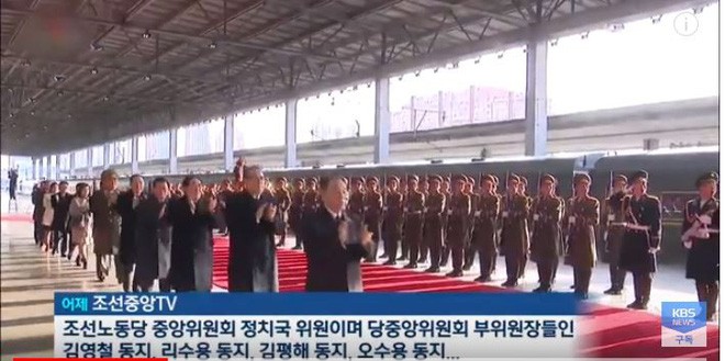 Hình ảnh bà Hyon Song -wol (người mặc áo khoác trắng) xuất hiện trong video do hãng thông tấn Triều Tiên KCNA đăng tải. Bà xếp gần cuối hàng quan chức Triều Tiên theo Chủ tịch Kim Jong-un tới Hà Nội tham dự  Thượng đỉnh Mỹ - Triều.