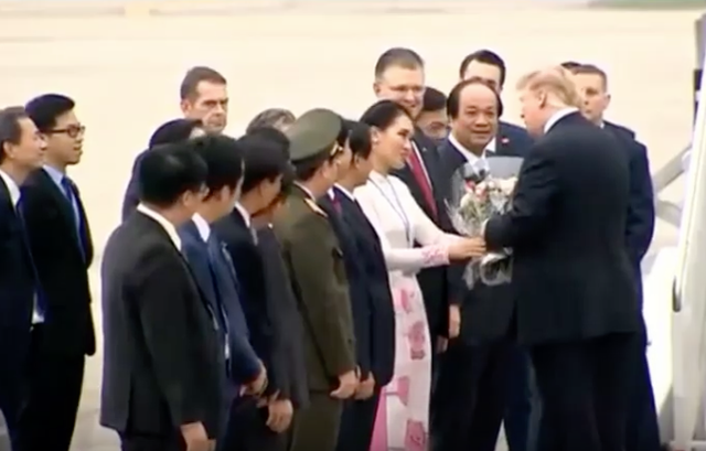 Chiều 28/2, Tổng thống Mỹ Donald Trump ông rời Việt Nam sau khi Hội nghị  Thượng đỉnh Mỹ-Triều lần 2 kết thúc. Nữ sinh vinh dự được nhận trọng trách tặng hoa tiễn TT Mỹ là Đào Lê Linh Chi, sinh viên năm 3 Học viện Ngoại giao Việt Nam.