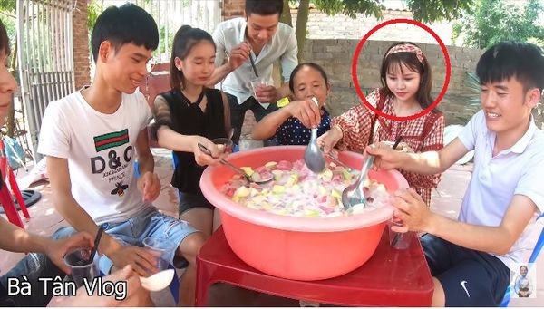 Gái xinh bị fans của Bà Tân vlog 'ném đá' vì… make up quá đậm