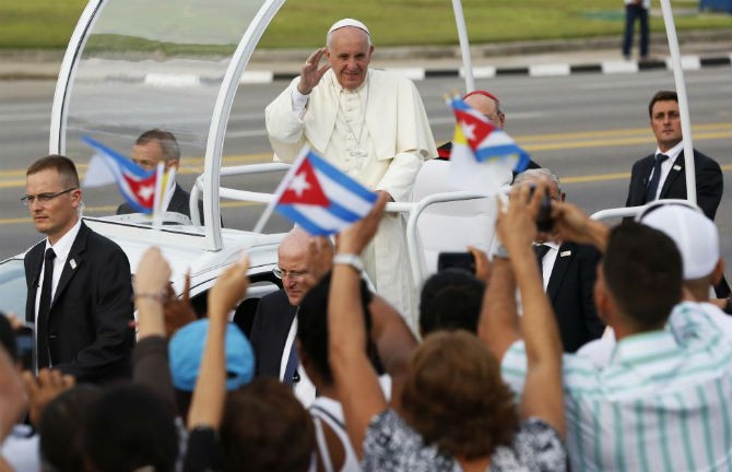  Giáo hoàng Francis vẫy tay chào đám đông tập trung ở Quảng trường Cách mạng ở Havana, Cuba ngày 20/9/2015.