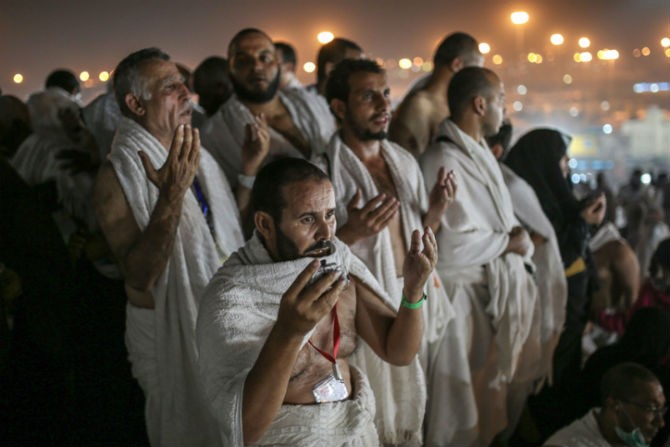 Các tín đồ Hồi giáo tập trung ở Mount Arafat, thành phố thánh địa Mecca, Ả-rập Xê-út trước lúc bình minh để chuẩn bị cho một ngày cầu nguyện trong  Lễ Hajj  2015.