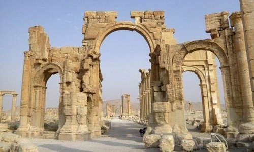 Ngày 4/10,  phiến quân IS đã san bằng Khải hoàn môn gần 2.000 tuổi tại thành cổ Palmyra, Syria. Ảnh: Khải hoàn môn Palmyra khi chưa bị phá hủy.