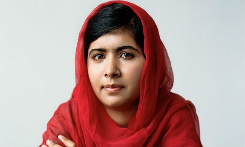 Malala Yousafzai, thiếu nữ Pakistan, trở thành người trẻ nhất đoạt  giải Nobel Hòa bình năm 2014 khi mới 17 tuổi. Malala Yousafzai công khai chống Taliban, lên án sự đàn áp trẻ em và bảo vệ quyền giáo dục trẻ em. Tháng 9/2012, hai tay súng Taliban chặn xe buýt chở Malala từ trường về nhà rồi bắn vào đầu cô. Malala được chuyển đến bệnh viện ở Anh để chữa trị và thoát nạn. Ảnh: genheration