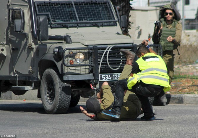 Một người Palestine cải trang là phóng viên, cầm dao xông vào tấn công một binh sĩ Israel gần một chiếc xe bọc thép ở thành phố Hebron, Bờ Tây.