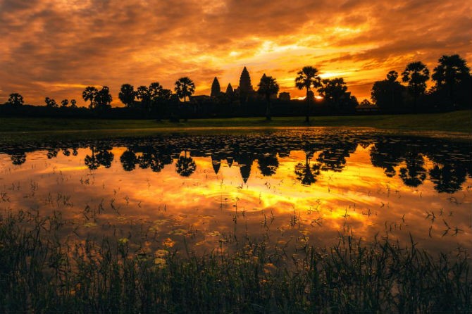 Bộ ảnh tàn tích của những ngôi  đền cổ hoang phế được chụp tại Angkor, Campuchia.