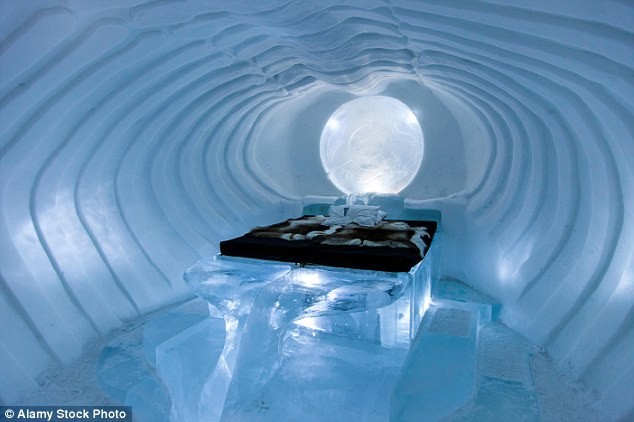 Ice Hotel được  Kỷ lục Guinness công nhận là khách sạn băng lớn nhất thế giới. Đây là một trong những điểm du lịch nổi tiếng nhất Thụy Điển. Mỗi năm, hàng ngàn tấn băng từ sông Torne được các nhà điêu khắc dùng để tạc nên một khách sạn tráng lệ ở làng Jukkasjärvi.