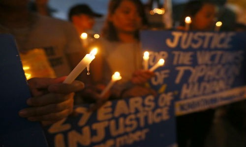 Ngày 8/11/2013, siêu bão Haiyan quét qua Tacloban và các tỉnh lân cận ở miền trung Philippines đã khiến hàng nghìn người thiệt mạng. Ảnh: Người dân Philippines thắp nến tưởng niệm các nạn nhân 7/11/2015.