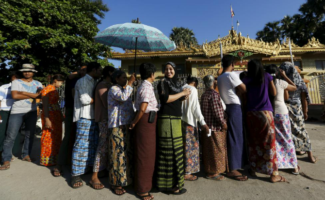 Đây là cuộc bầu cử đa đảng đầu tiên diễn ra ở Myanmar kể từ năm 1990. Ảnh: Các cử tri Myanmar xếp hàng đi bỏ phiếu trong cuộc bầu cử Myanmar - bầu cử tự do đầu tiên sau 25 năm ở Mandalay, Myanmar ngày 8/11/2015.