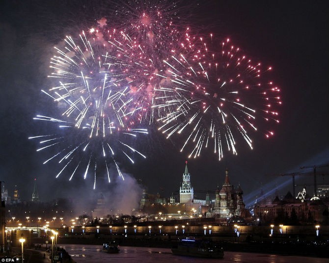 Pháo hoa rực sáng bầu trời tháp Spasskaya, nhà thờ St.Basil và Quảng trường Đỏ ở Moscow, Nga, vào thời khắc chuyển giao giữa năm cũ sang  năm mới 2016.