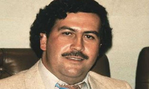 Pablo Escobar là một trong những tên tội phạm khét tiếng giàu nhất thế giới với khối tài sản “khủng” lên tới 30 tỷ USD. Pablo có thể được coi là trùm ma túy “nổi tiếng” nhất từ trước đến giờ, tên tội phạm ma túy thông minh nhất, sáng tạo nhất và có óc tổ chức tốt nhất mọi thời đại.