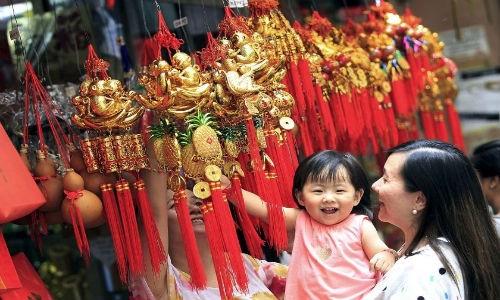 Nhiều vật trang trí nhà cửa được bày bán ở khu Chinatown, quận Binondo, thủ đô Manila của Philippines, vài tuần trước  Tết âm lịch.