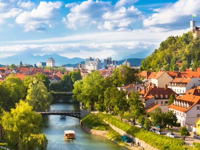 Ljubljana (Slovenia) là một trong những  thiên đường du lịch vào mùa hè năm 2016 với không gian xanh tươi mát. Thưởng thức bữa ăn tại những quán cà phê ngoài trời ven sông thực sự là một cảm giác thú vị.