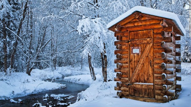 Nhà vệ sinh ngoài trời ở khu nghỉ dưỡng suối nước nóng Chena, bang Alaska (Mỹ) là một trong những  nhà vệ sinh độc nhất thế giới. Công trình này được xây dựng hoàn toàn bằng gỗ.