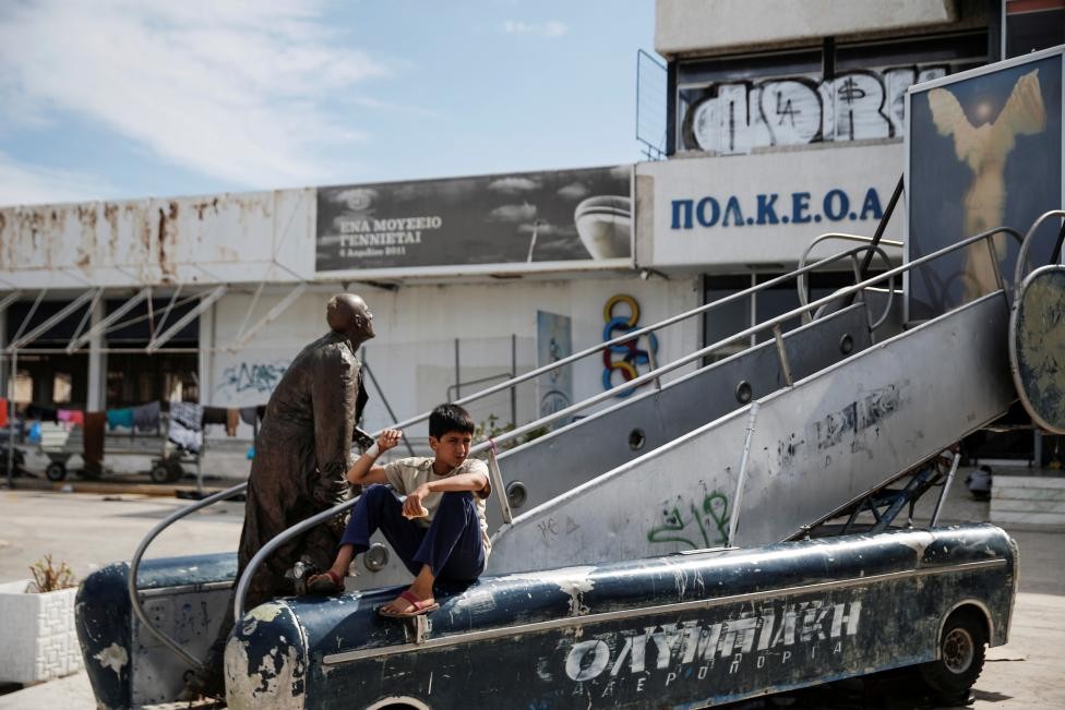 Sân bay “ma” Hellenikon bị bỏ hoang ở Athens, Hy Lạp, là "ngôi nhà" tạm bợ của nhiều di dân và  người tị nạn.