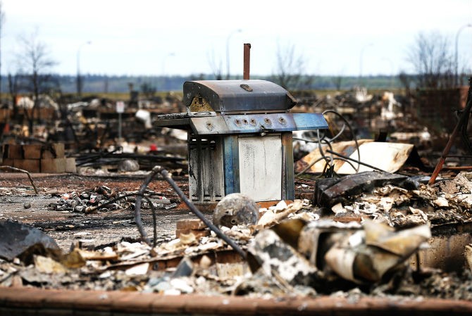 Hàng chục ngôi nhà ở Beacon Hill, thị trấn Fort McMurray, tỉnh Alberta, đã bị thiêu rụi trong vụ  cháy rừng ở Canada những ngày qua. Khoảng 80 nghìn người ở thị trấn Fort McMurray đã phải sơ tán do ảnh hưởng của đám cháy rừng.