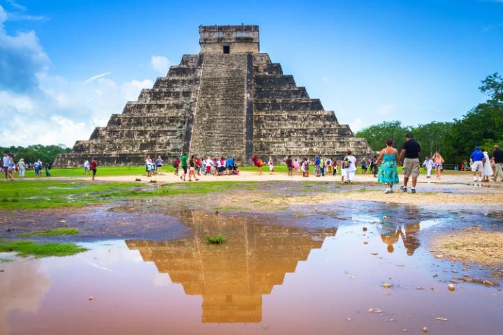 Chichen Itza là một trong những  di tích đáng kính nể của nền văn minh Maya ở Mexico. Đây là một trong những địa điểm nổi tiếng nhất và thu hút đông du khách khi gần khu nghỉ dưỡng biển Cancun.