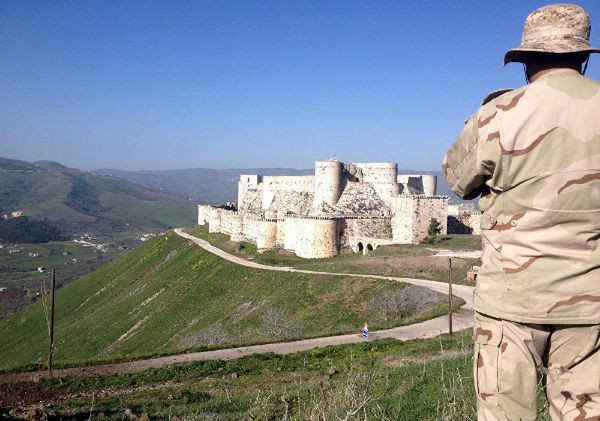  Pháo đài Thập tự chinh thời Trung cổ Crac des Chevaliers ở Syria đã bị hư hại trong cuộc nội chiến suốt 5 năm qua tại tỉnh Homs. Pháo đài được xây dựng từ thế kỷ 11 này sẽ được khôi phục cùng các di tích lịch sử khác. Ảnh: Một binh sĩ Syria nhìn về phía pháo đài Crac des Chevaliers gần biên giới Syria-Lebanon.