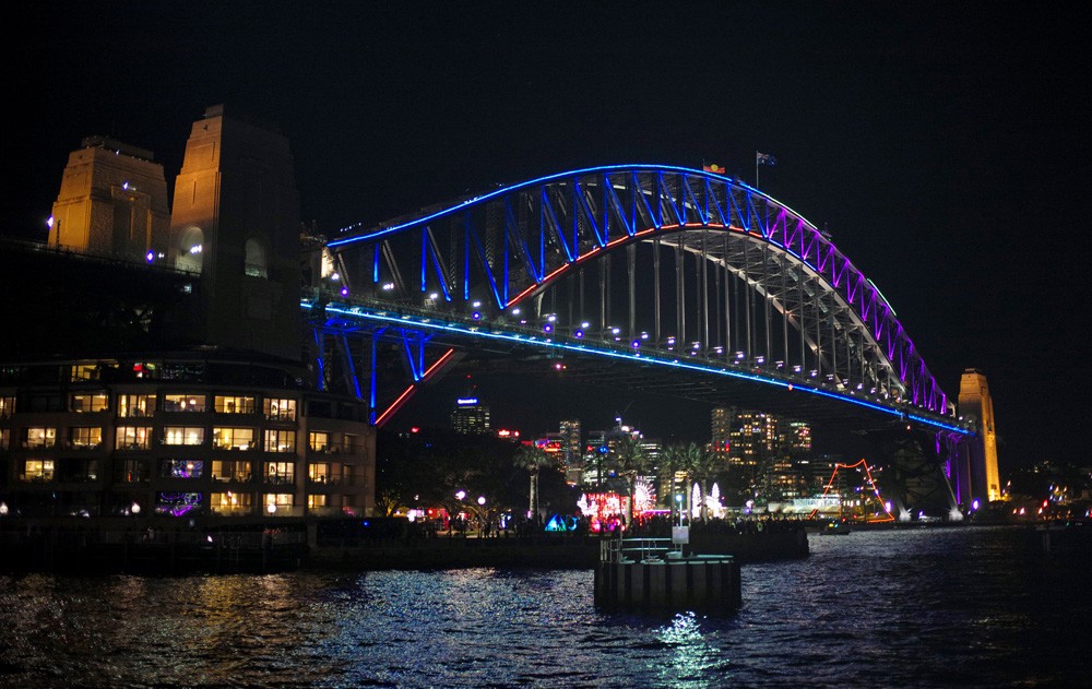 Cầu cảng Sydney lung linh ánh sáng trong đêm khai mạc  lễ hội ánh sáng Vivid Sydney 2016 tại Sydney, Australia, hôm 27/5/2016.