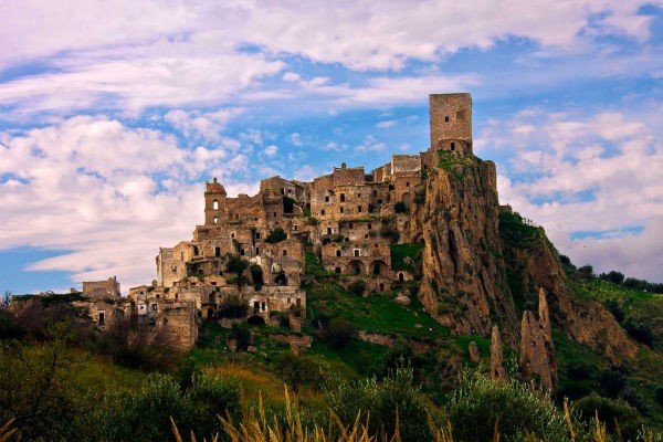 Thị trấn Craco (Italy), một trong những  thị trấn ma nổi tiếng thế giới, từng là nơi cư ngụ của 1.800 người. Tuy nhiên, từ sau năm 1963, thị trấn này bị bỏ hoang do hoạt động của núi lửa.