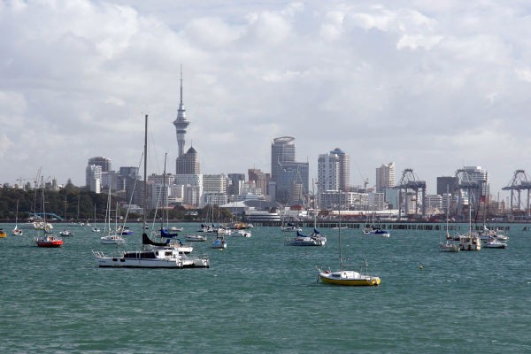 Auckland (New Zealand) là một trong những  thành phố bên sông đẹp nhất thế giới, với những bãi biển cát đen nguyên sơ cùng nhiều địa điểm du lịch hấp dẫn khác như Bảo tàng Nghệ thuật Auckland,...