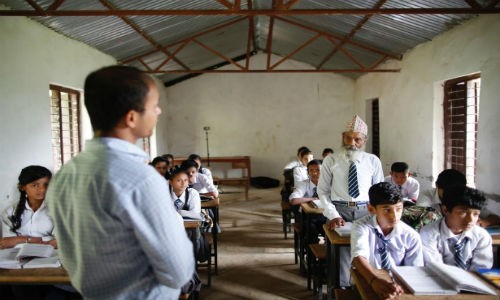 Durga Kami chính là cụ ông 68 tuổi ở  Nepal đang theo học lớp 10 của trường Shree Kala Bhairab. Ảnh Reuters.