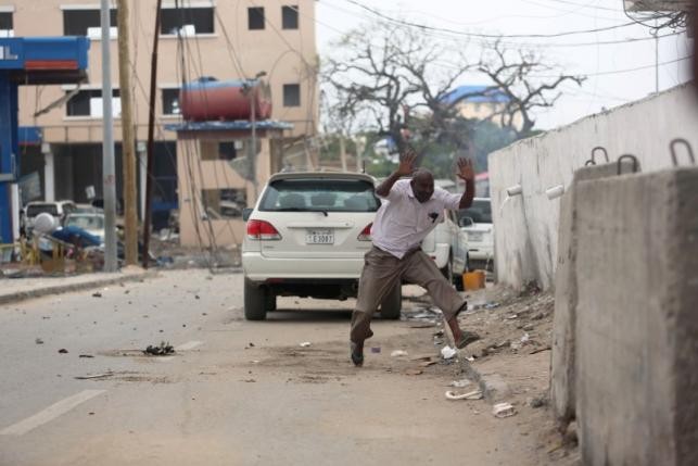 Reuters đưa tin, nhóm phiến quân Hồi giáo al Shabaab đã thực hiện vụ  tấn công khủng bố khách sạn ở Somali, nhằm vào khách sạn Naso-Hablood ở trung tâm thủ đô Mogadishu.