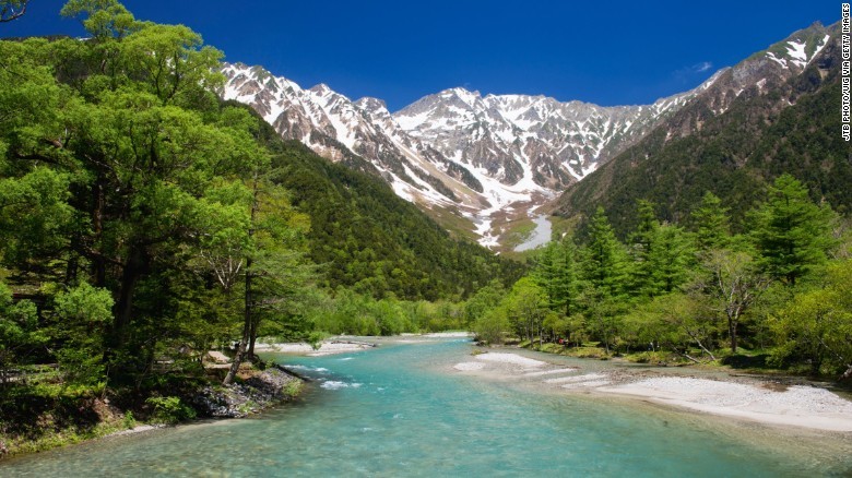 Theo đó,  Mountain Day trở thành một ngày lễ của đất nước Mặt trời mọc để mọi người dân có thể gần gũi với những ngọn núi, thiên nhiên hơn cũng như quý trọng những tài nguyên vô giá mà thiên nhiên ban tặng. Ảnh: Núi Hotaka, tỉnh Nagano.