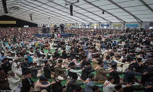 Hơn 30 nghìn tín đồ  Hồi giáo thuộc Cộng đồng Hồi giáo Ahmadiyya tập trung tại Oakland Farm, Hampshire (Anh) hôm 14/8 để cầu nguyện và tham gia buổi lễ Lời nguyện trung thành với đất nước mà họ đang sinh sống.