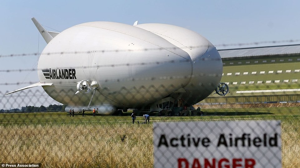 Daily Mail đã đăng tải loạt ảnh về chiếc  máy bay lớn nhất thế giới mang tên Airlander 10.