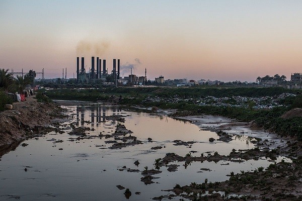 Nhà máy điện ở Gaza phụ thuộc vào nguồn khí đốt từ cửa khẩu Kerem Shalom, cổng thương mại giữa Israel với Dải Gaza. Nhà máy này từng bị ném bom vào năm 2006 và 2014.