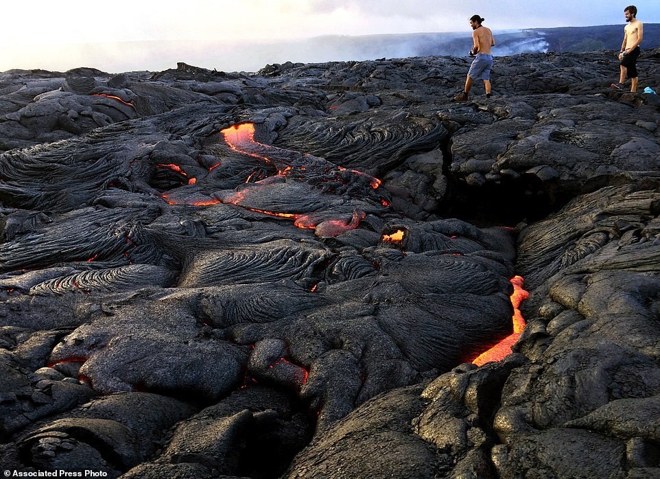 Sau khi ngừng hoạt động trong 3 năm,  núi lửa Kilauea trên đảo Big Island thuộc quần đảo Hawaii của Mỹ phun trào trở lại. Rất nhiều du khách đã tới Công viên Núi lửa quốc gia ở Hawaii để chiêm ngưỡng cảnh tượng kỳ thú này.