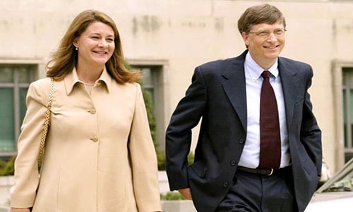 Tỷ phú Bill Gates là một trong những  nhà từ thiện “hào phóng” nhất thế giới, với tổng số tiền quyên góp lên đến 27 tỷ USD. Bill Gates được biết đến là người đồng sáng lập tập đoàn Microsoft. Ông cùng vợ đã sáng lập quỹ từ thiện lớn nhất thế giới mang tên Bill &amp; Melinda Gates.