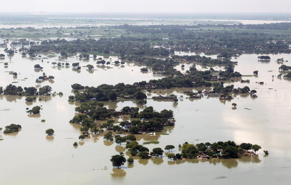 Những cơn mưa lớn liên tục trút xuống khiến nhiều con sông, trong đó có sông Ganges và các phụ lưu của nó, tràn bờ, gây ra cảnh tượng  lũ lụt kinh hoàng ở Ấn Độ. Ảnh: Một ngôi làng ở vùng ngoại ô Allahabad chìm trong biển nước hôm 24/8.