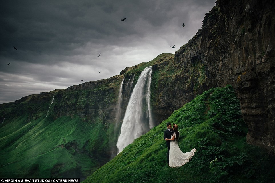 Khung cảnh lãng mạn ở thác nước Selijalandsfoss của Iceland là một trong những địa điểm chụp ảnh cưới tuyệt vời trên thế giới.